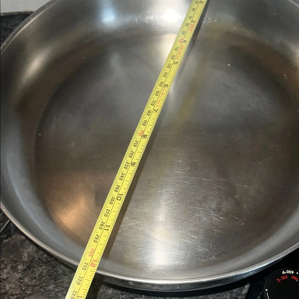 Vintage Farberware 12” Electric Skillet /Buffet server. With lid. Exc condition.